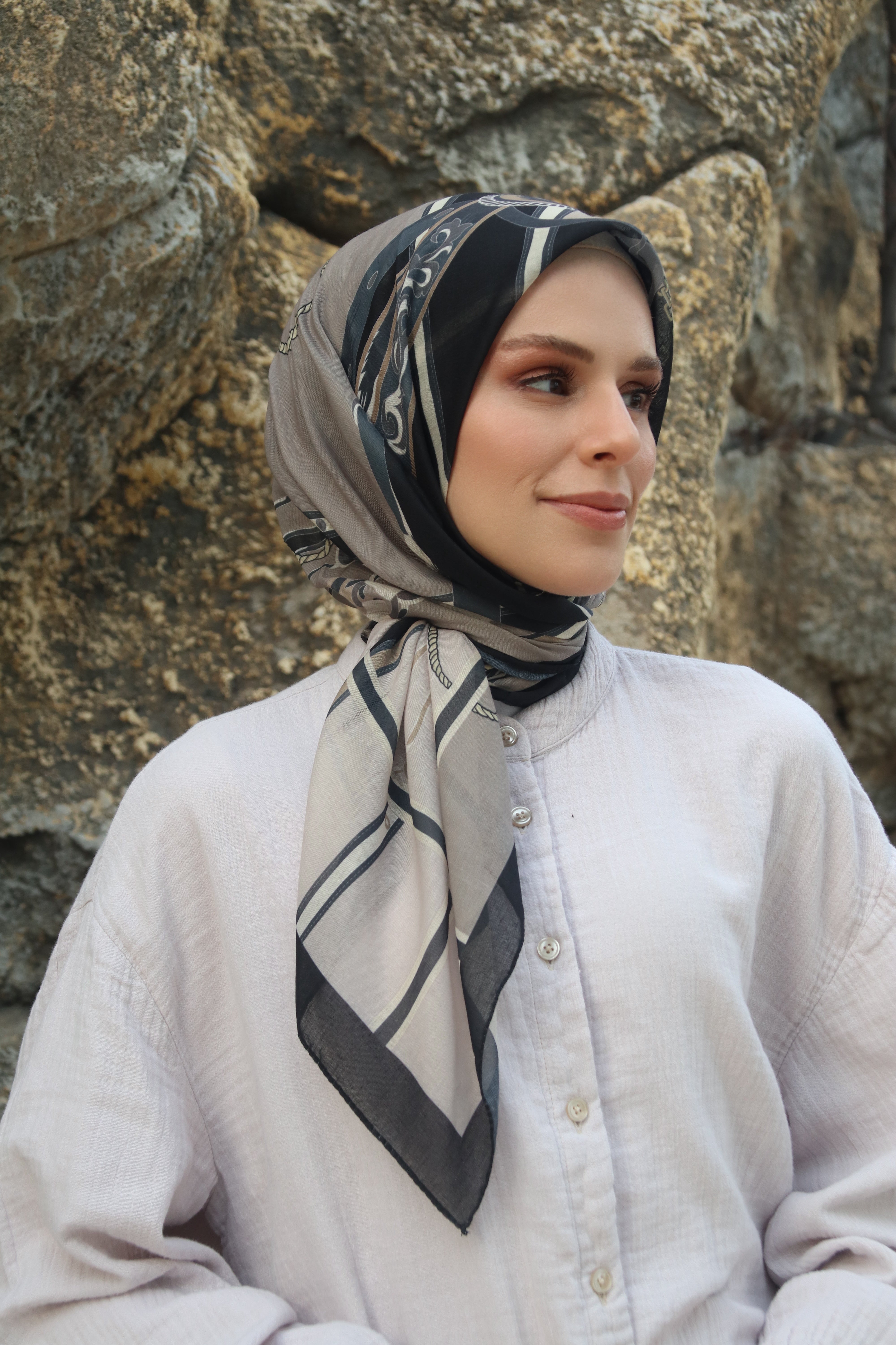 Lavor Square Scarf - Black