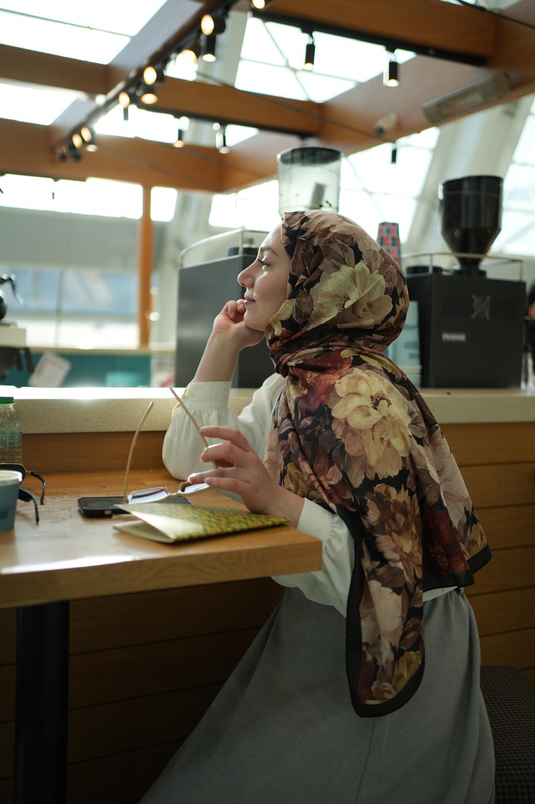 Velvet Bloom Hijab - Black Autunn