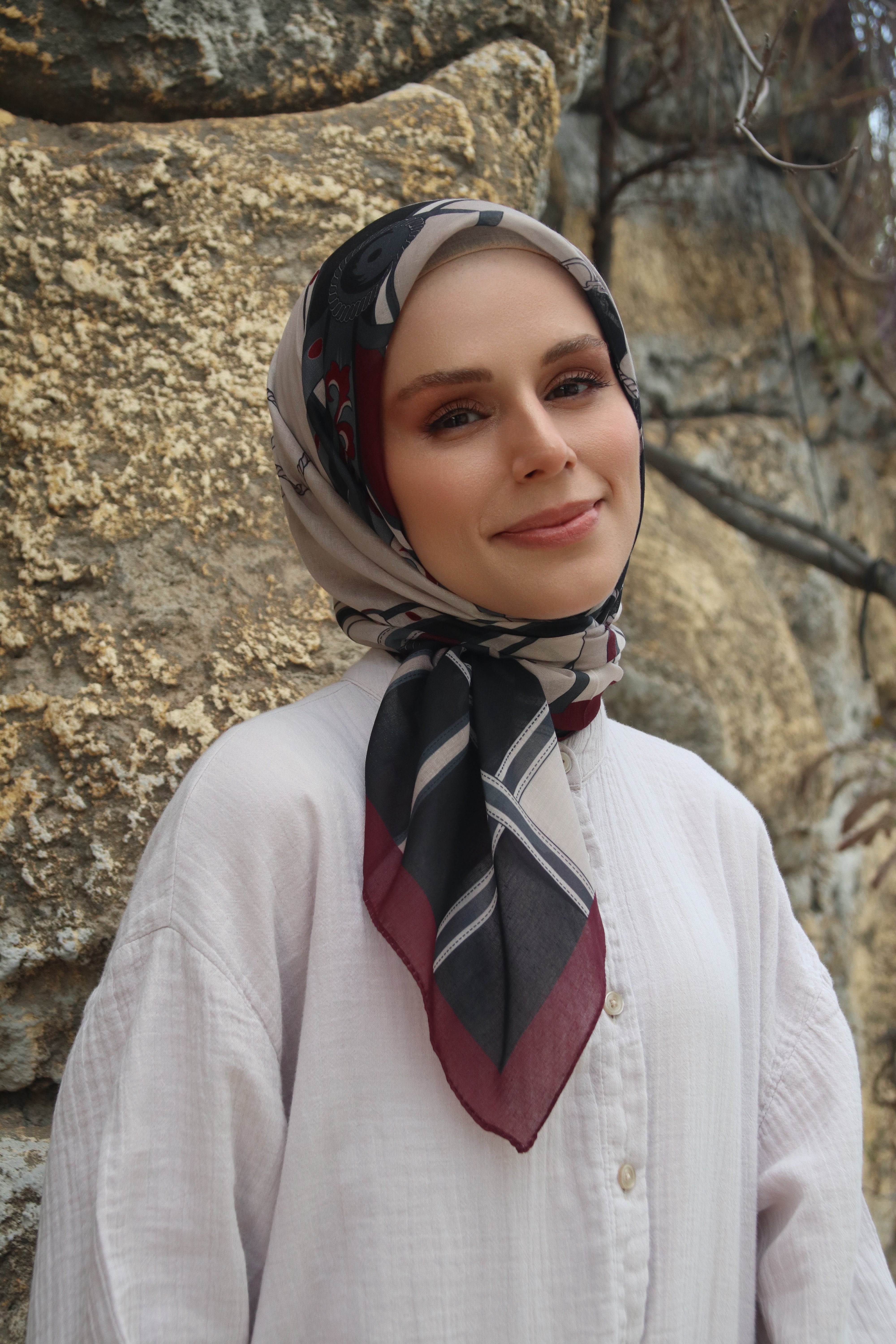 Lavor Square Scarf - Burgundy