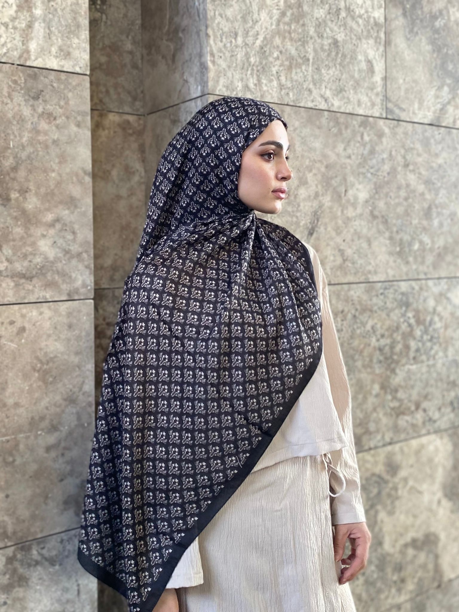 Minimal Pattern Hijab - Black