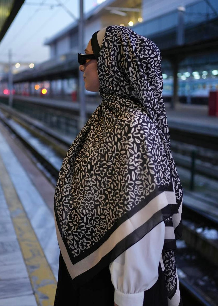 Flora Line Hijab - Black White