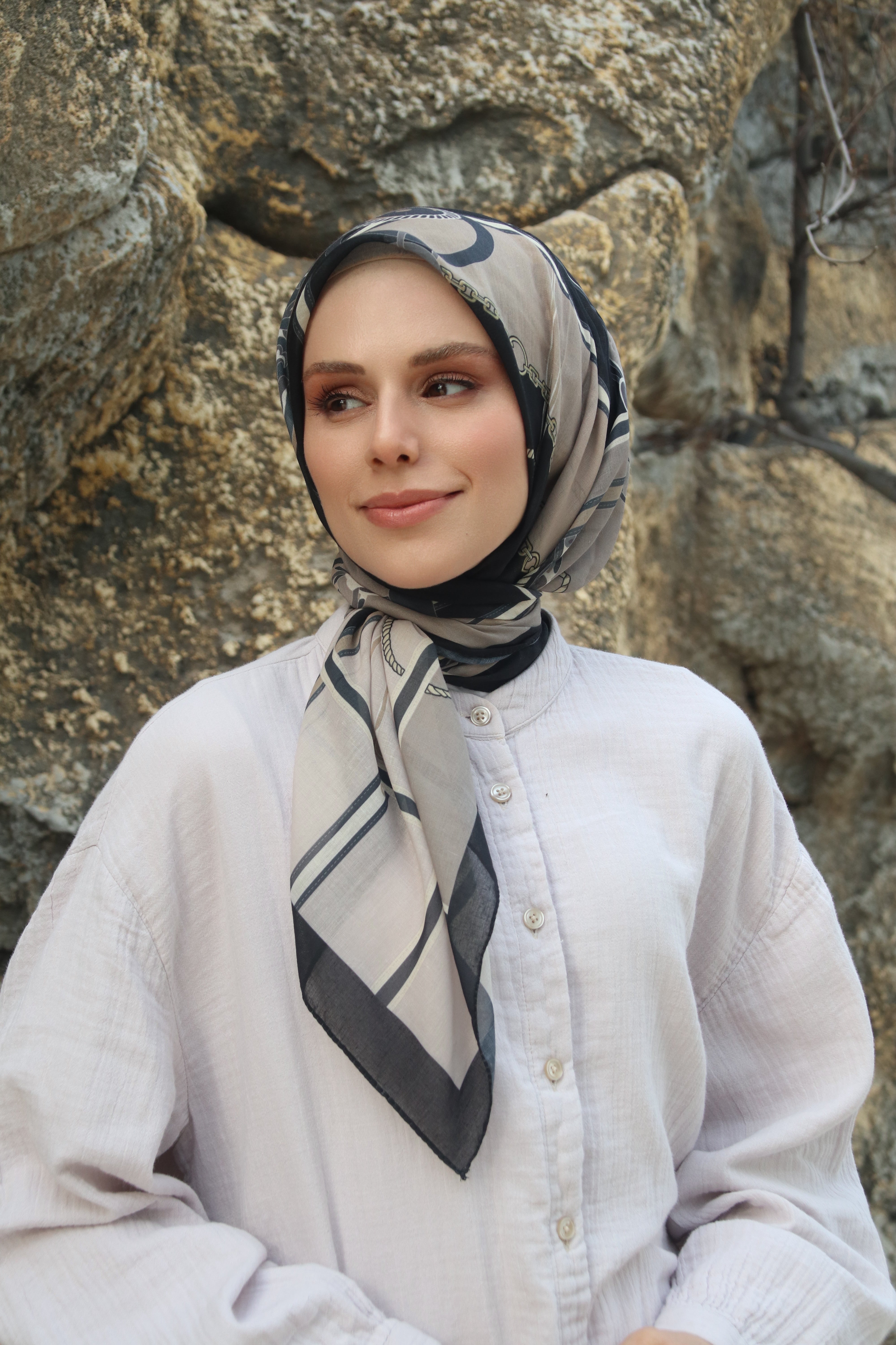 Lavor Square Scarf - Black