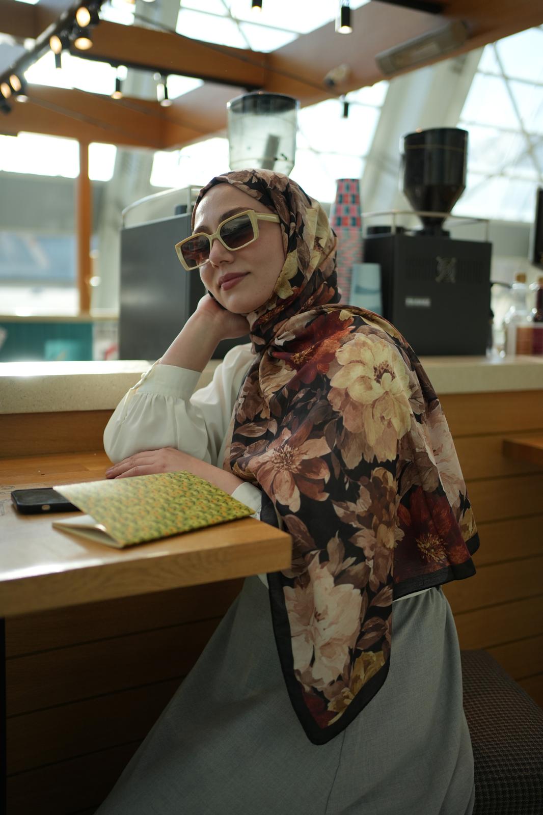 Velvet Bloom Hijab - Black Autunn