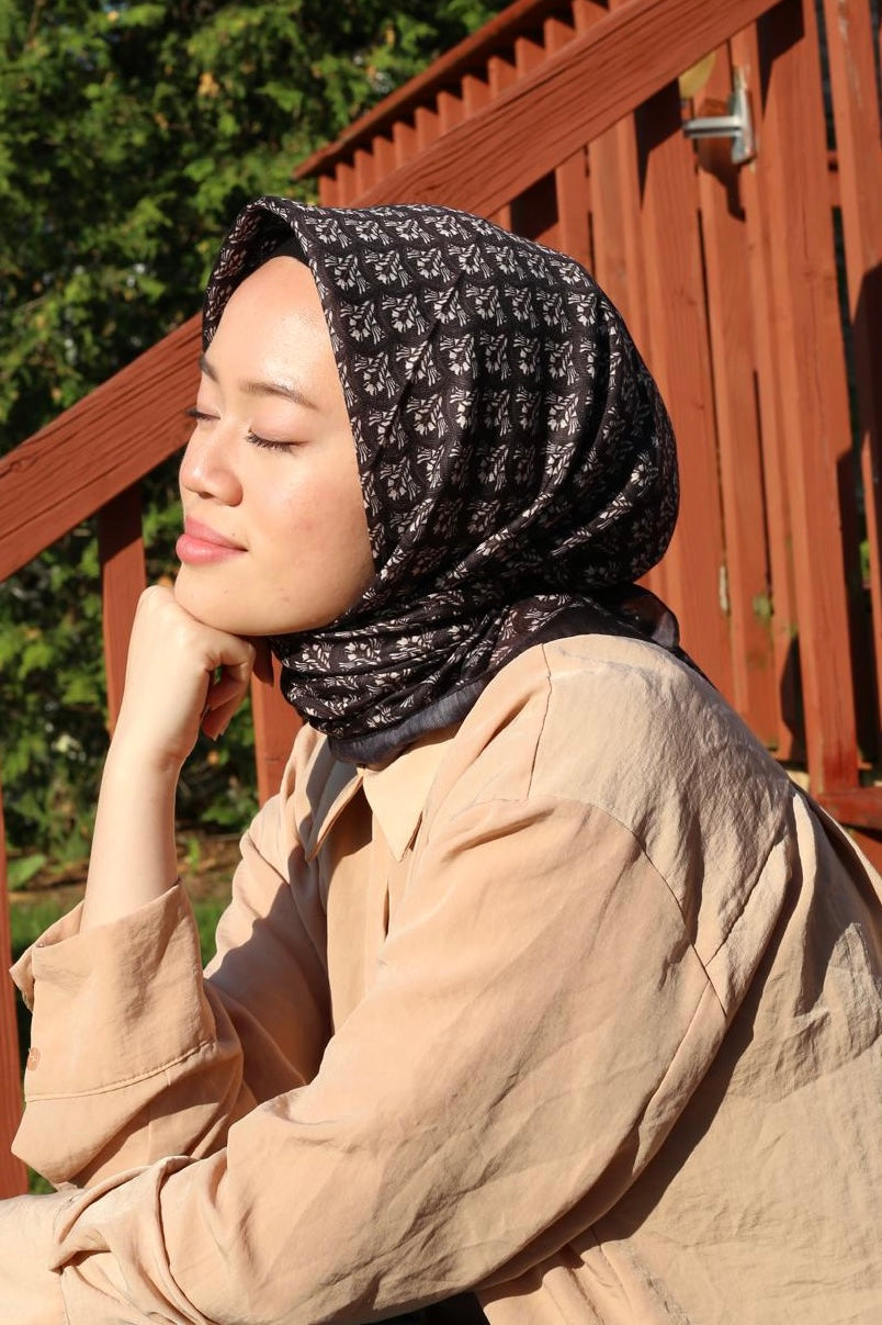 Minimal Square Scarf - Black