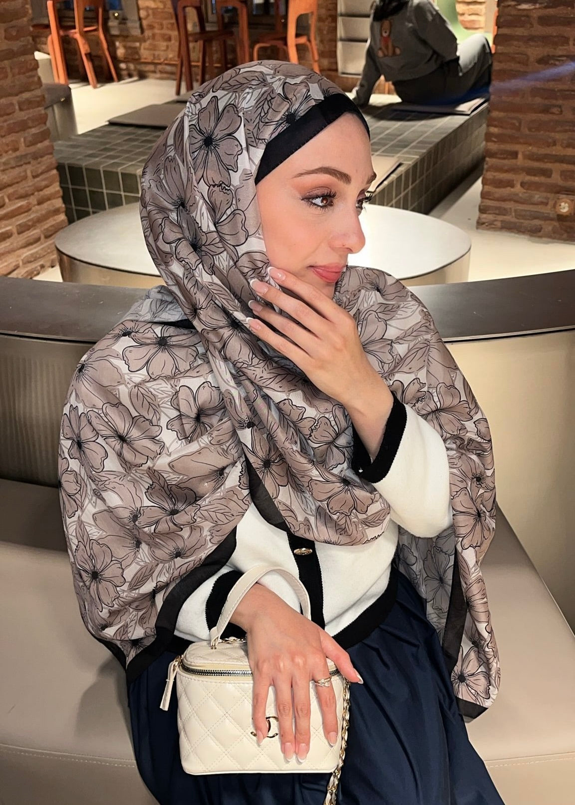 Floria Touch Hijab - Latte Black