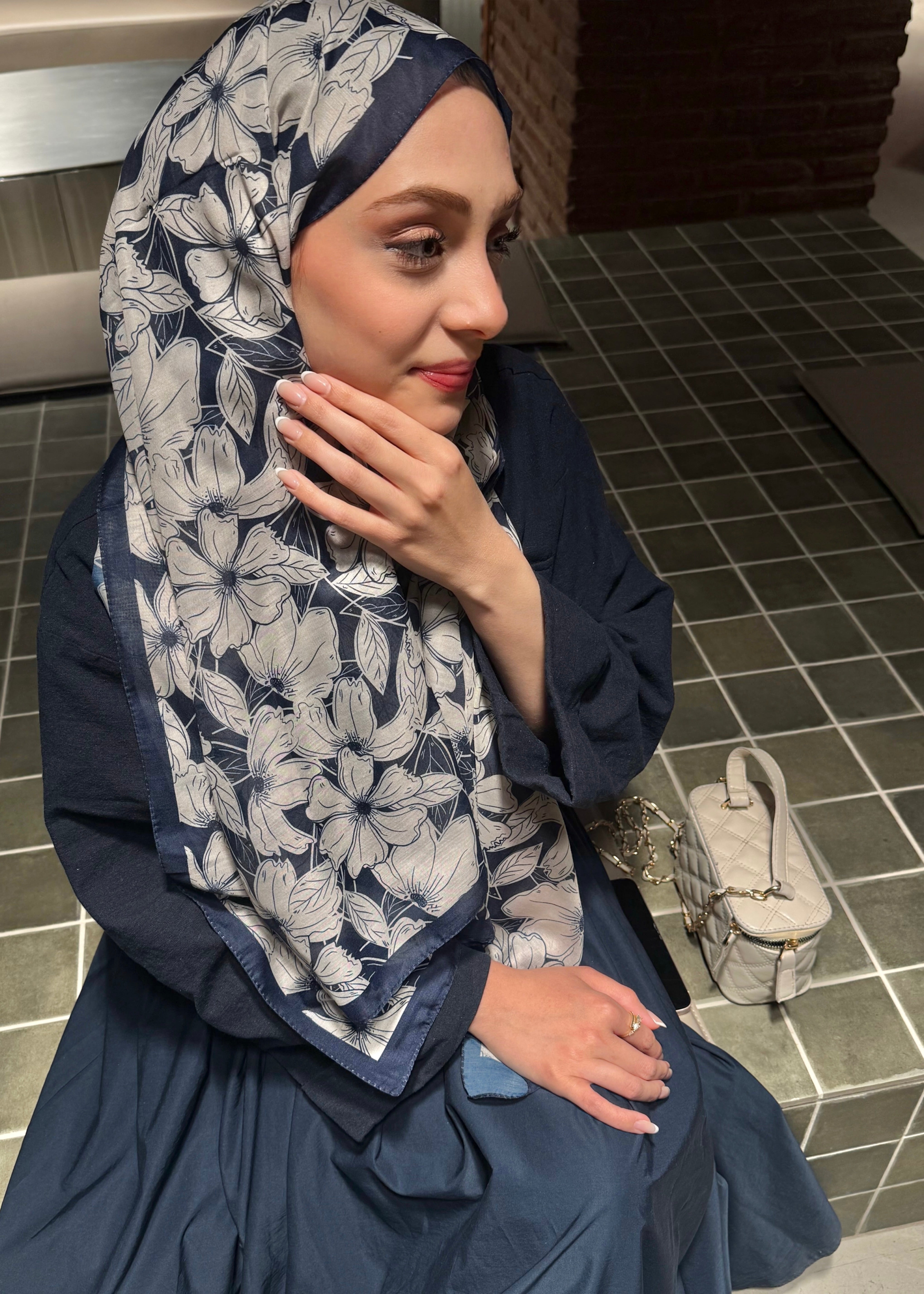 Floria Touch Hijab - Ecru Navy