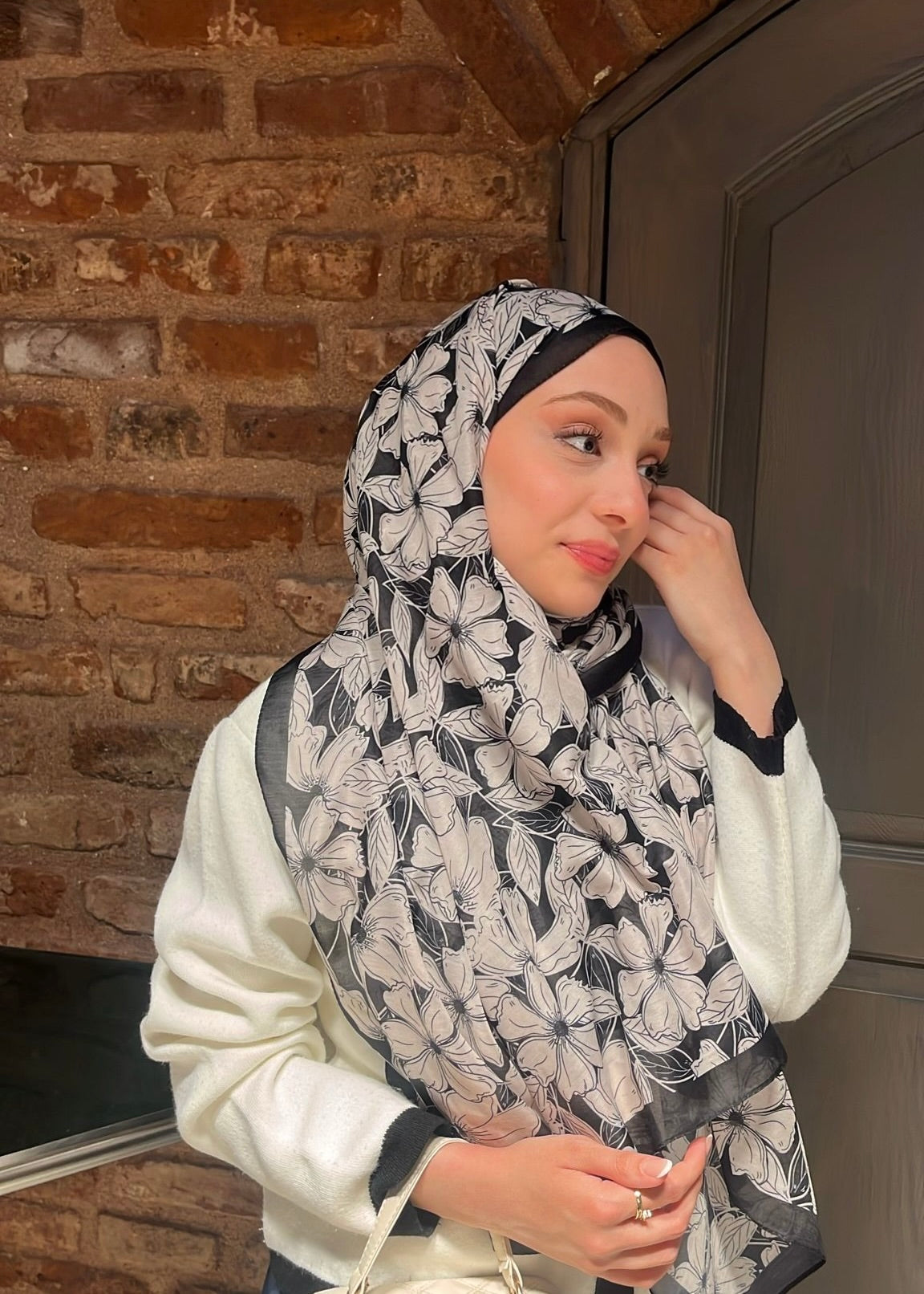 Floria Touch Hijab - Ecru Black
